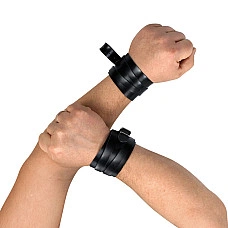 Чоловічі шкіряні наручники Art of Sex - Man Handcuffs Speedway L-2XL, колір чорний